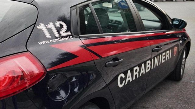 Spari in spiaggia nel brindisino, 20enne ferito da proiettile vagante