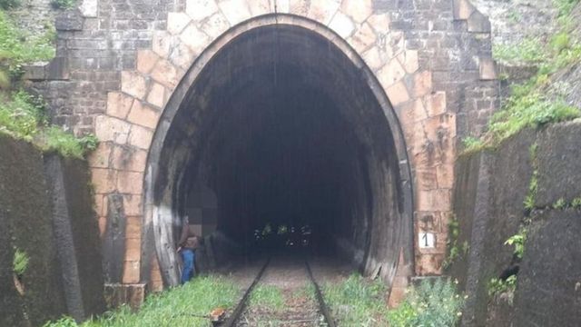 Povestea sfâșietoare a Denisei, fata călcată de tren, într-un tunel pe calea ferată din Valea Sadului