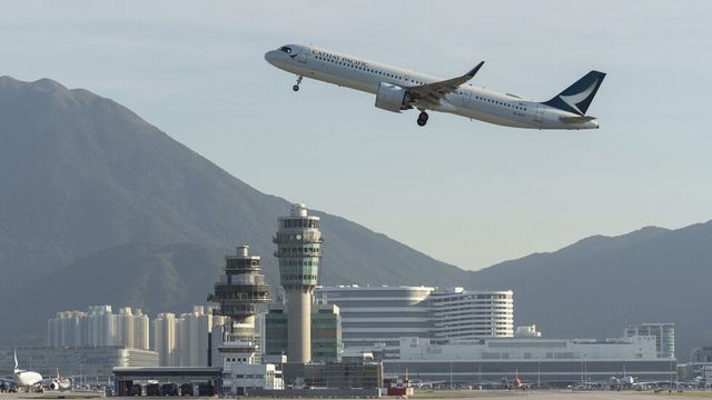 Пътник опита да отвори вратата на самолета при полет до Хонконг