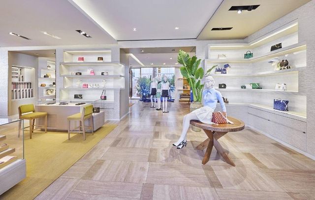 O influenceriță din România și iubitul ei, condamnați după furtul unei brățări Louis Vuitton de 36.500 de euro