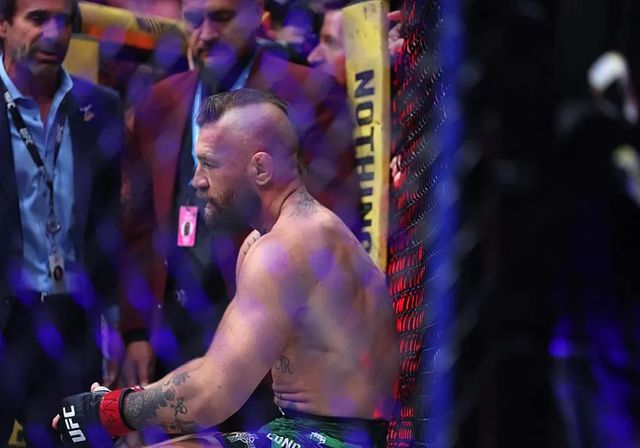 El regreso más surrealista de Conor McGregor: se lesiona a los tres segundos contra Max Holloway