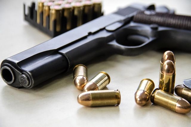 В Кишиневе 8-летний мальчик застрелился из пистолета своего отца