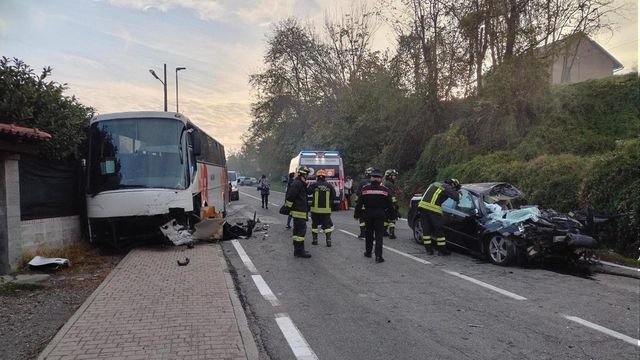 Scontro tra un'auto e un bus scolastico nel Torinese, un morto e 20 feriti