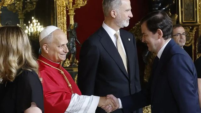 Pérez Llorca asiste a la recepción oficial con el Papa León XIV en el Palacio Real