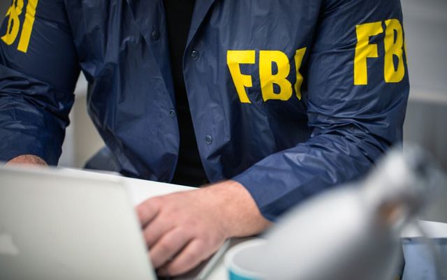 Hackerii au spart serverele FBI