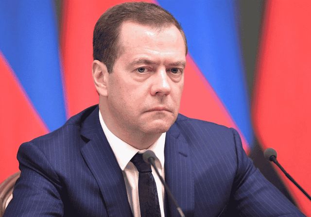 Medvedev avertizează că livrarea de avioane de luptă Ucrainei echivalează cu a intra în război direct împotriva Rusiei