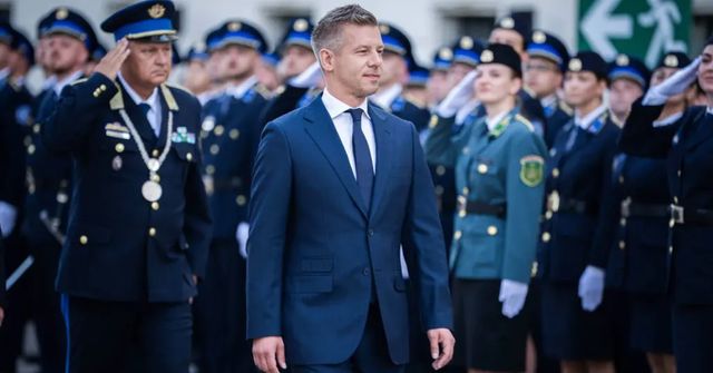 Maďarský parlament schválil dodatek k ústavě, jenž má ukončit mandát prezidenta