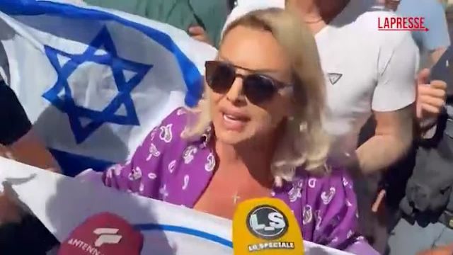 Adinolfi sventola bandiera di Israele al Roma Pride, manifestanti lo insultano