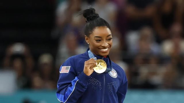 Simone Biles recupera también su trono en el salto