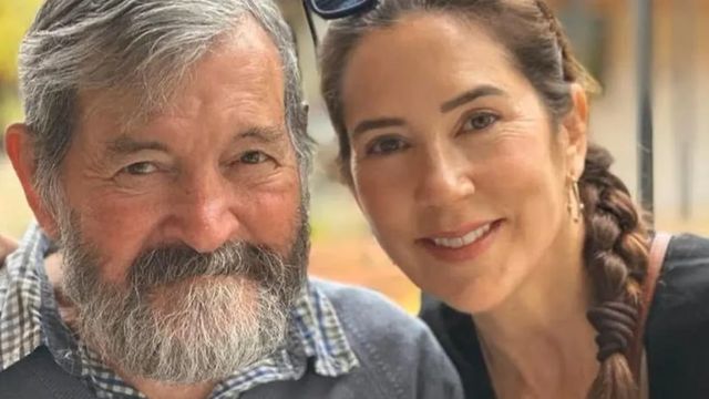 La reina Mary de Dinamarca se despide de su padre fallecido a los 84 años