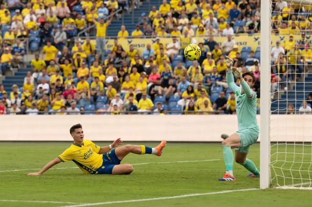 Mika baila en la sangre y la locura de la UD Las Palmas