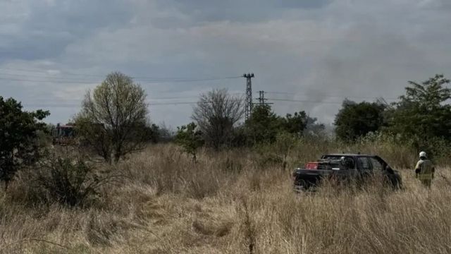 Голям пожар избухна край завод в Бургас