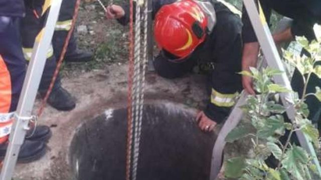 Femeie căzută într-o fântână, salvată de pompieri