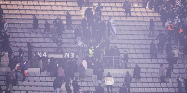 Scontri tra tifosi in tribuna durante la partita Francia-Israele