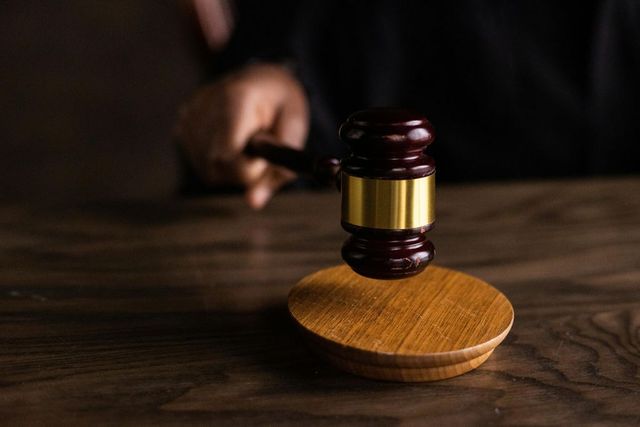 Judecătoarea din dosarul ROMATSA care era pe cale să paralizeze tot traficul aerian al României, scoasă cu jandarmii din sala de judecată