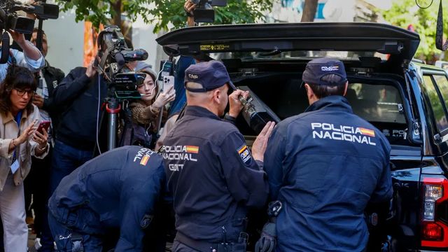 La UDEF registra el despacho de Zapatero y la sede de la empresa de sus hijas