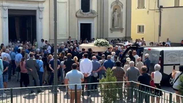 Folla ai funerali di Muriel Oddenino, la biologa morta alle Maldive