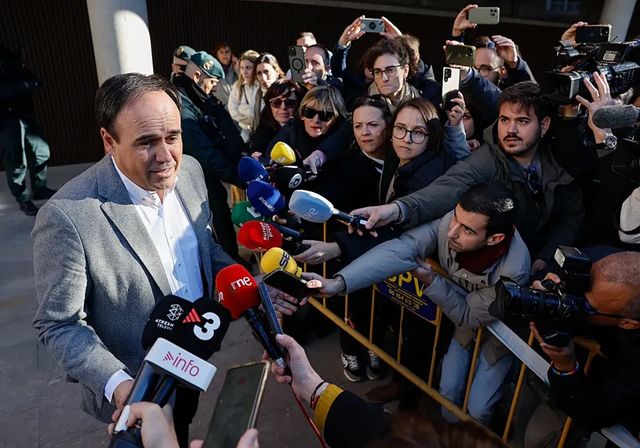 Pérez Llorca, una investidura eclipsada por Mazón pero con el voto de Vox encauzado