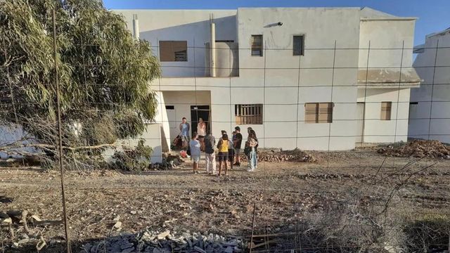 Luz verde insular al hotel en el solar de Costa Teguise con personas sin techo