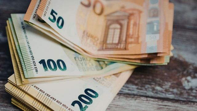 Curs valutar 27 ianuarie 2026: Cât valorează un euro și un dolar