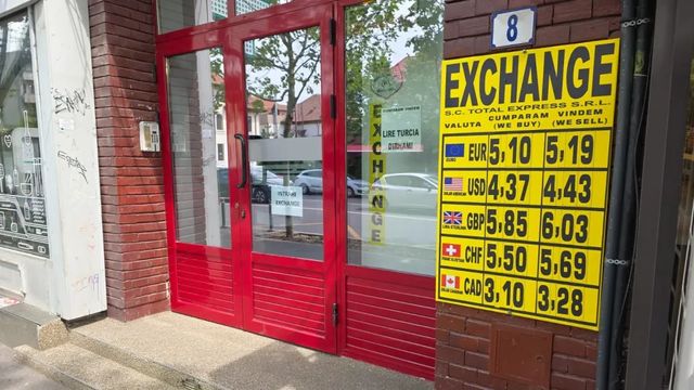 Leul s-a apreciat ușor, joi, în raport cu euro