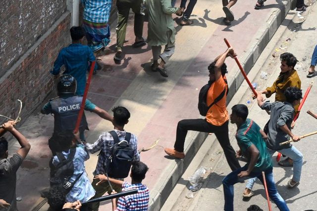 Violenti scontri tra polizia e studenti in Bangladesh, oltre 700 feriti e 32 morti