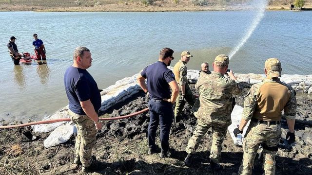 Specialistii au detonat componenta cu explozibil a rachetei prabusite in lacul Harbovat, raionul Anenii Noi
