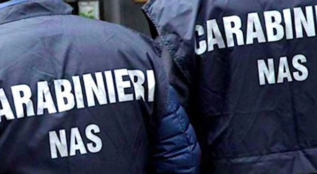 Neonato circonciso sul tavolo in cucina, un cardiologo opera e provoca lesioni