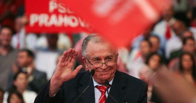 Momentul în care miile de oameni prezenți la congresul PSD îl omagiază pe Ion Iliescu