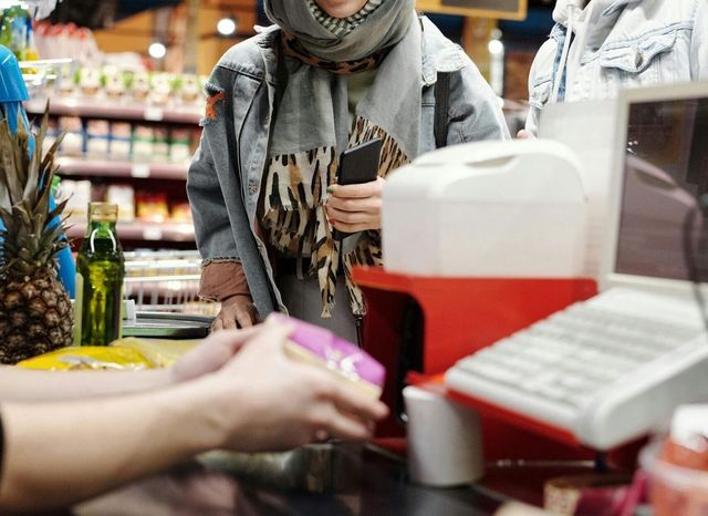 Cassiere licenziato col test del carrello, giudice ordina reintegro