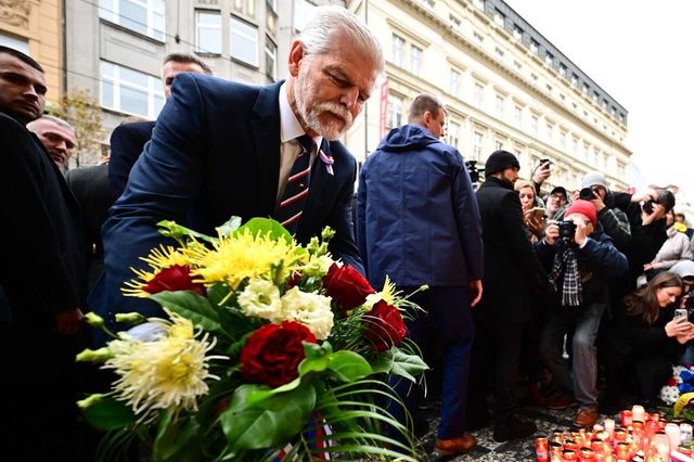 Na Národní třídě si lidé od rána připomínají události roku 1989