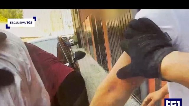 ++ Al Tg1 video bodycam agente, 'contatto tra Fakir e altra persona' ++