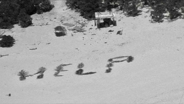 Trei marinari naufragiați pe o insulă pustie au fost salvați după ce au scris un mesaj cu frunze de palmier pe plajă