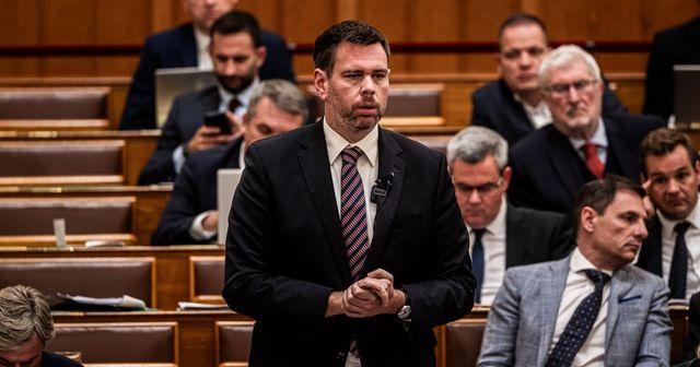 Vitézy Dávid Lázár János aláírásával bizonyítja az M6-os koncessziójának túlárazását