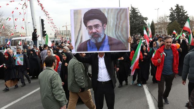 Trump szerint hamarosan vége a háborúnak, Irán tovább támad, NATO-tagállamot lőttek – Híreink az iráni háborúról percről percre hétfőn