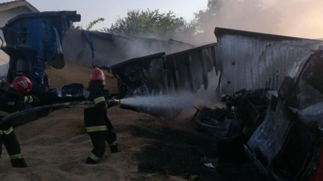 Două camioane încărcate cu cereale s-au ciocnit și au luat foc, în Ialomița | Șoferii români de TIR, în stare gravă