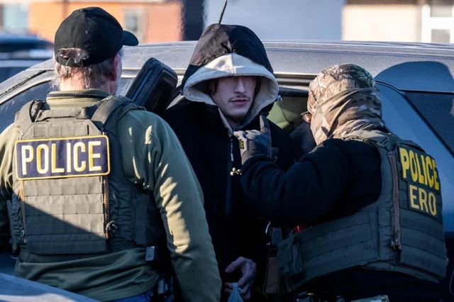 Control del iris, móviles que toman las huellas, antenas-espía, drones Predator; así es el 'Gran hermano' del ICE