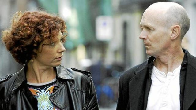 Detienen al guionista Paul Laverty, pareja de Icíar Bollaín, por llevar una camiseta de apoyo a Palestina