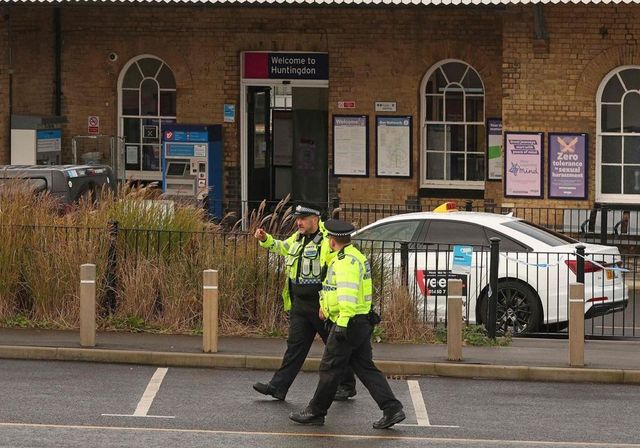 El sospechoso del ataque en el tren del Reino Unido apuñaló a otra persona horas antes en una estación de Londres