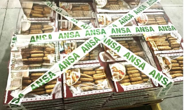 200 kg de biscuiți neconformi, reținuți de ANSA și folosiți ca hrană pentru pești