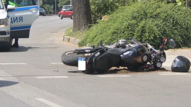 Тежка катастрофа с трима мотористи във Варна