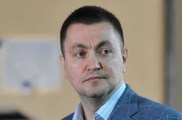 Platon, surprins cum stă la coadă pentru a vota în Londra