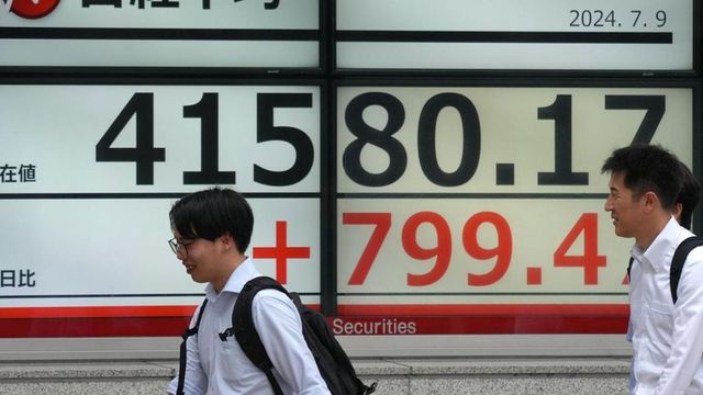 Borsa: Asia pesante con i tecnologici, Tokyo -3,28%