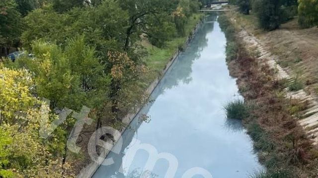 Apa din rîul Bîc, colorată în albastru