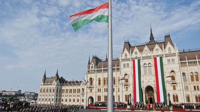 Felvonták a nemzeti lobogót a Kossuth téren