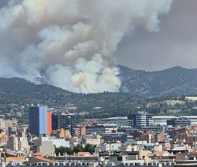 Un incendio en la Sierra de Marina, próxima a Barcelona, moviliza 20 dotaciones de bomberos
