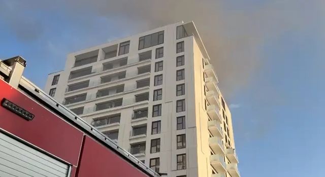 Incendiu cu degajări mari de fum într-un bloc din Sectorul 5