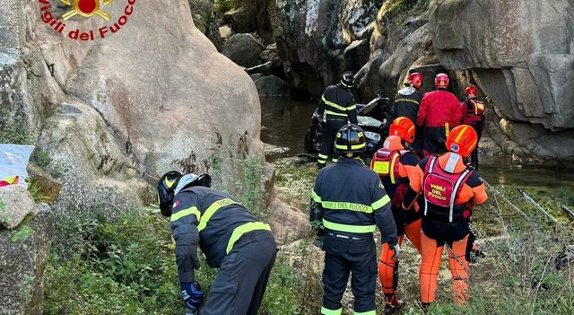 Auto precipita da un ponte, tre morti in Sardegna