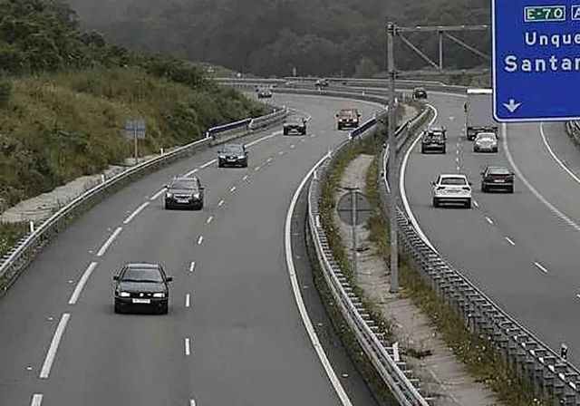 Muere un kamikaze en la autovía del Cantábrico al chocar con un autobús a la altura de Llanes