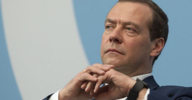 Pokud dá Západ Ukrajině jaderné zbraně, udeříme jako první, hrozí Medveděv